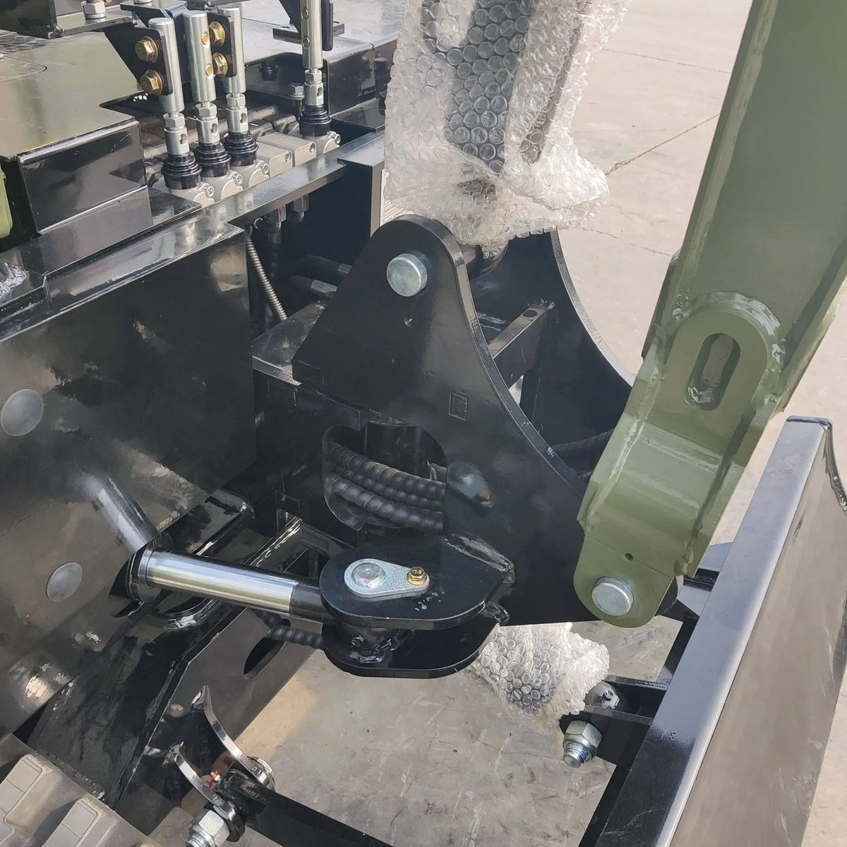TYPHON TERROR XX Heavy-Duty Mini Excavator – 4000 lbs Green Edition Rubber Track Digger with Kubota D902 Diesel image 5