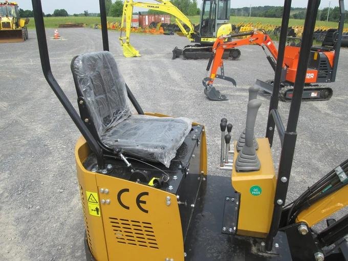 1-Ton Mini Hydraulic Excavator – 13.5HP Rato Engine Micro Crawler Digger (AGT Industrial) image 3