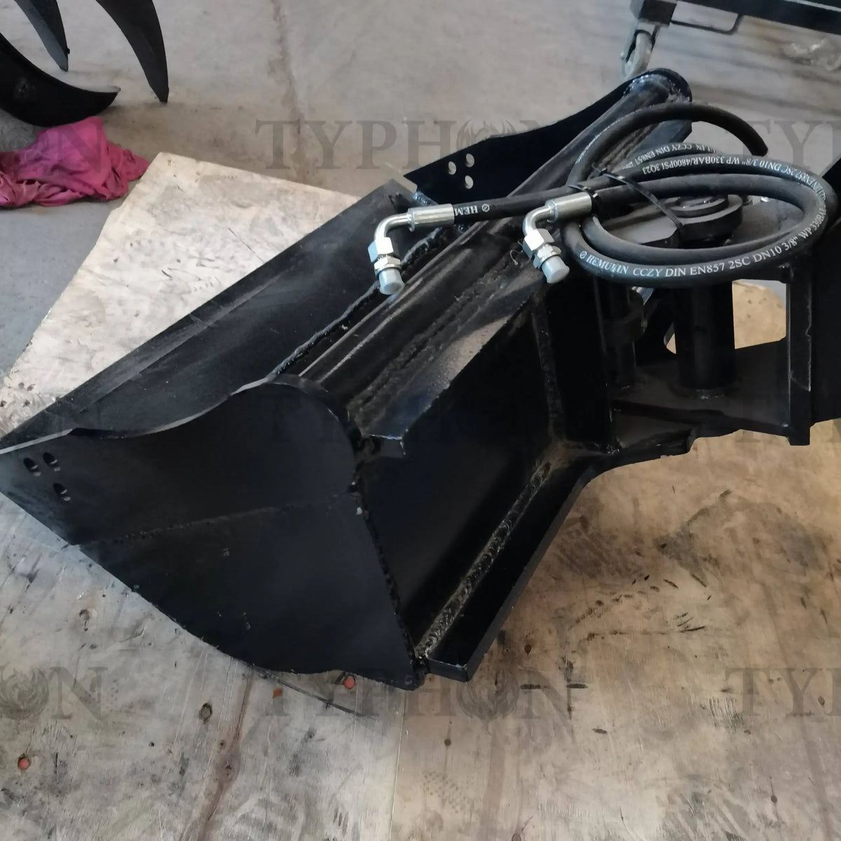 31" Heavy-Duty Hydraulic Tilt Grading Bucket – For 2.5-Ton Mini Excavators image 1